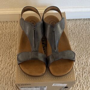 Taos Footwear Women's Gray Leather T-Strap Slingback Sandals